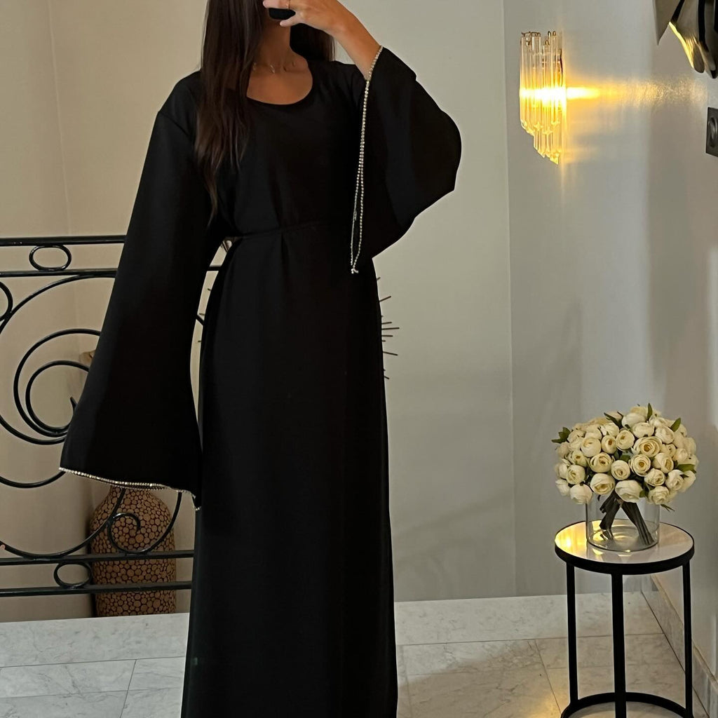 The long-sleeved dress with cuffs and chains