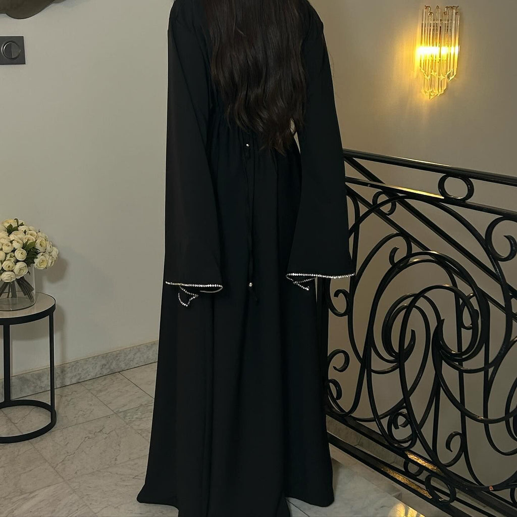 The long-sleeved dress with cuffs and chains
