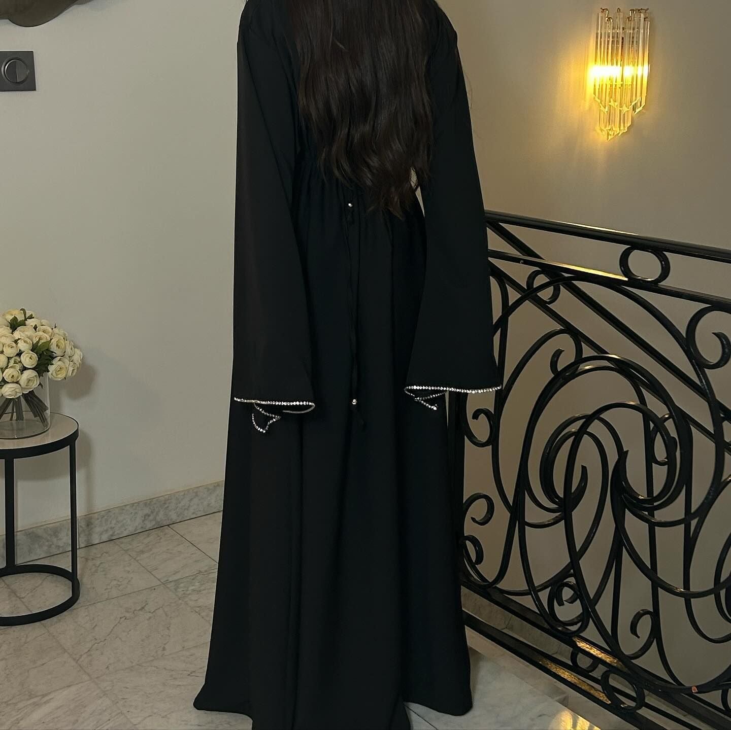 The long-sleeved dress with cuffs and chains