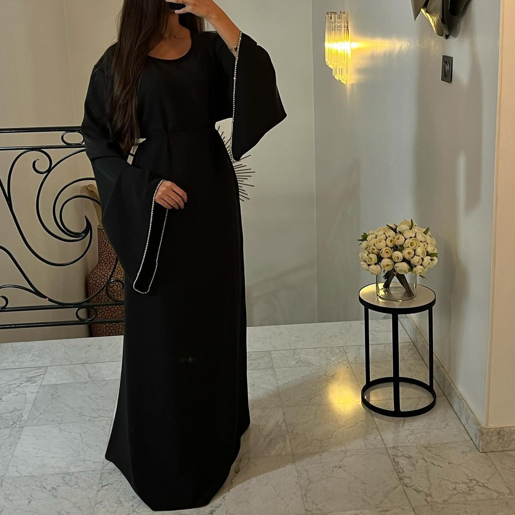 The long-sleeved dress with cuffs and chains