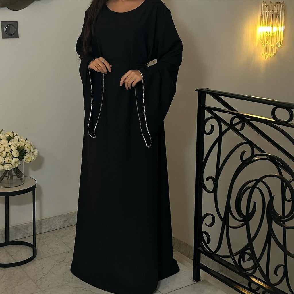 The long-sleeved dress with cuffs and chains